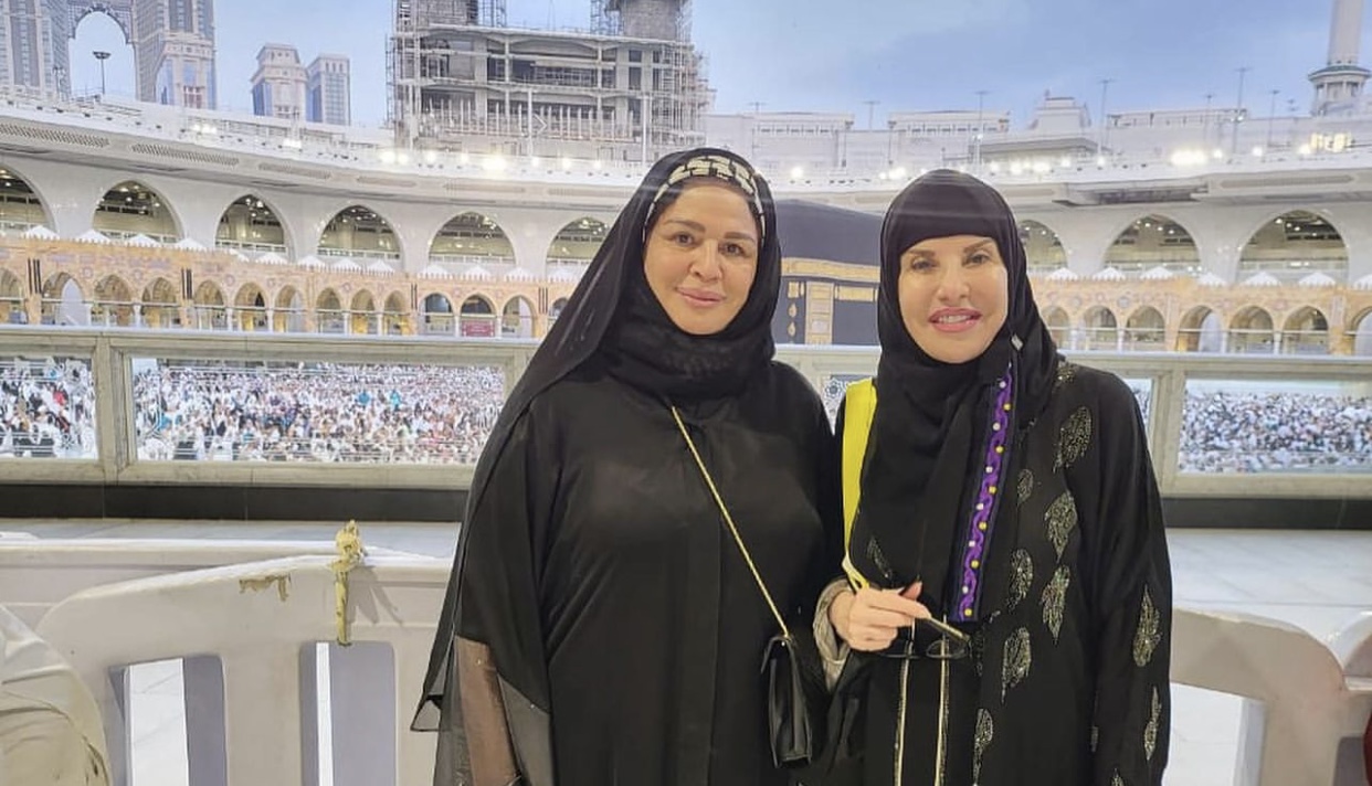 إلهام شاهين تؤدي مناسك العمرة بصحبة هالة سرحان