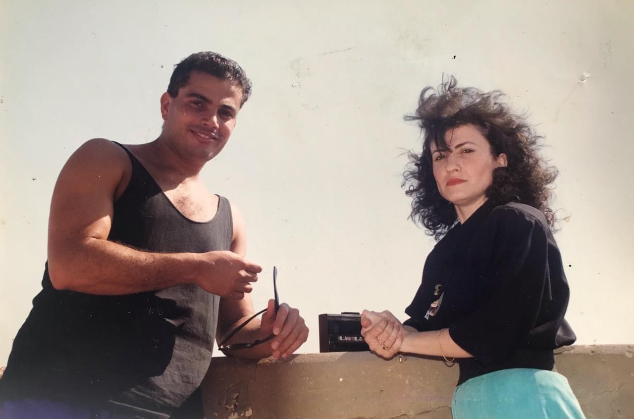 الصحافية سهيلة كيالي والفنان عمرو دياب