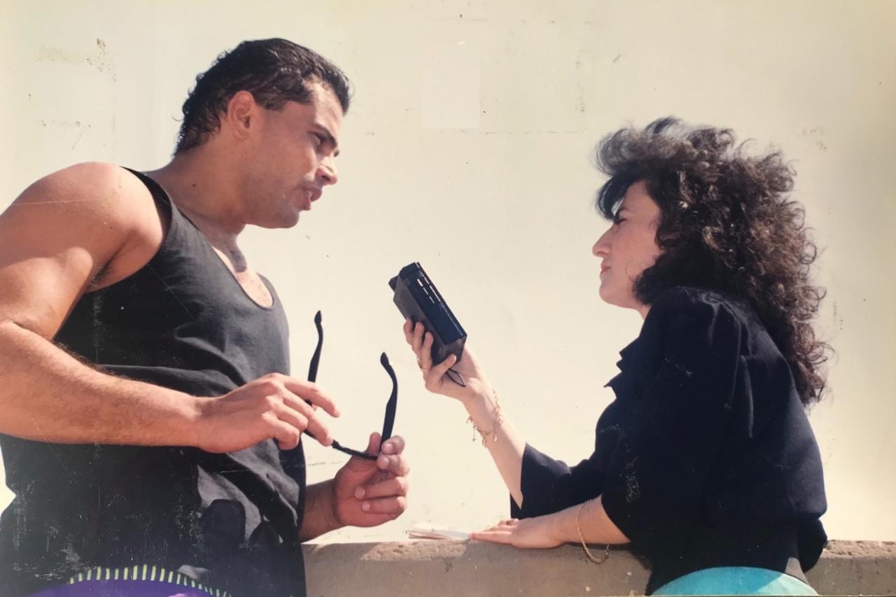 الصحافية سهيلة كيالي والفنان عمرو دياب
