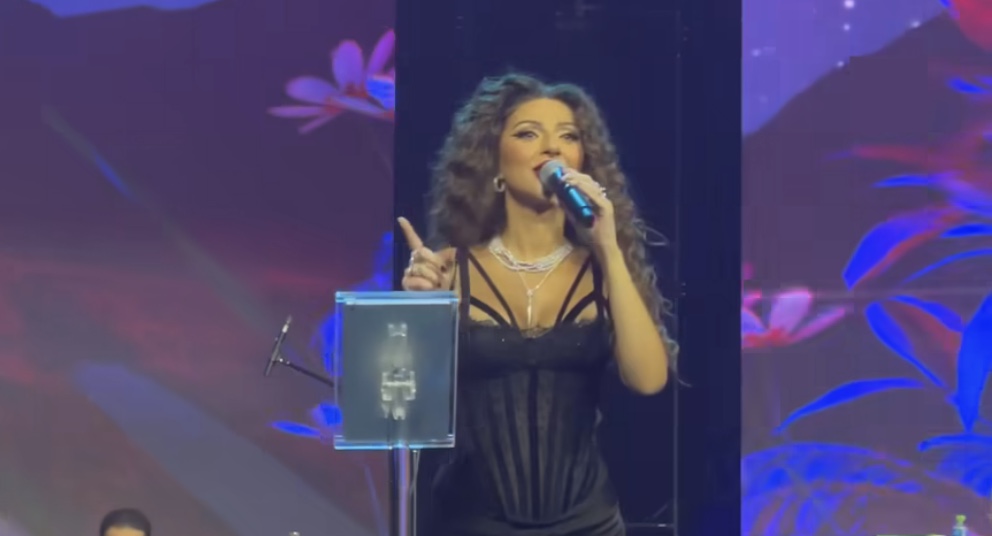 رقصة ميريام فارس على مسرح دبي تثير الجدل - فيديو