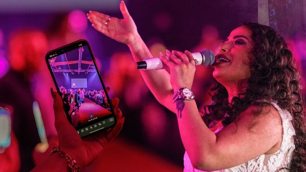 منع الفنانة اللبنانية سارة زكريا من الغناء وتحويلها للتحقيق بسبب حفلها في الساحل الشمالي